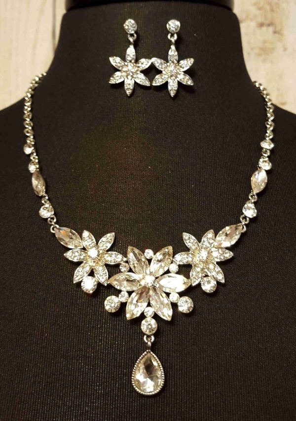 Dazzling Crystal Flower Necklace Set | Aeyr Apparel